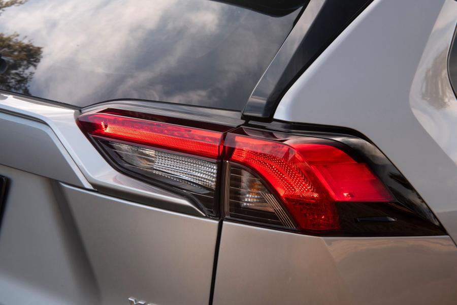 Детали экстерьера Toyota RAV4 XSE Hybrid 2018 года  (NA) (фото 34 из 71)